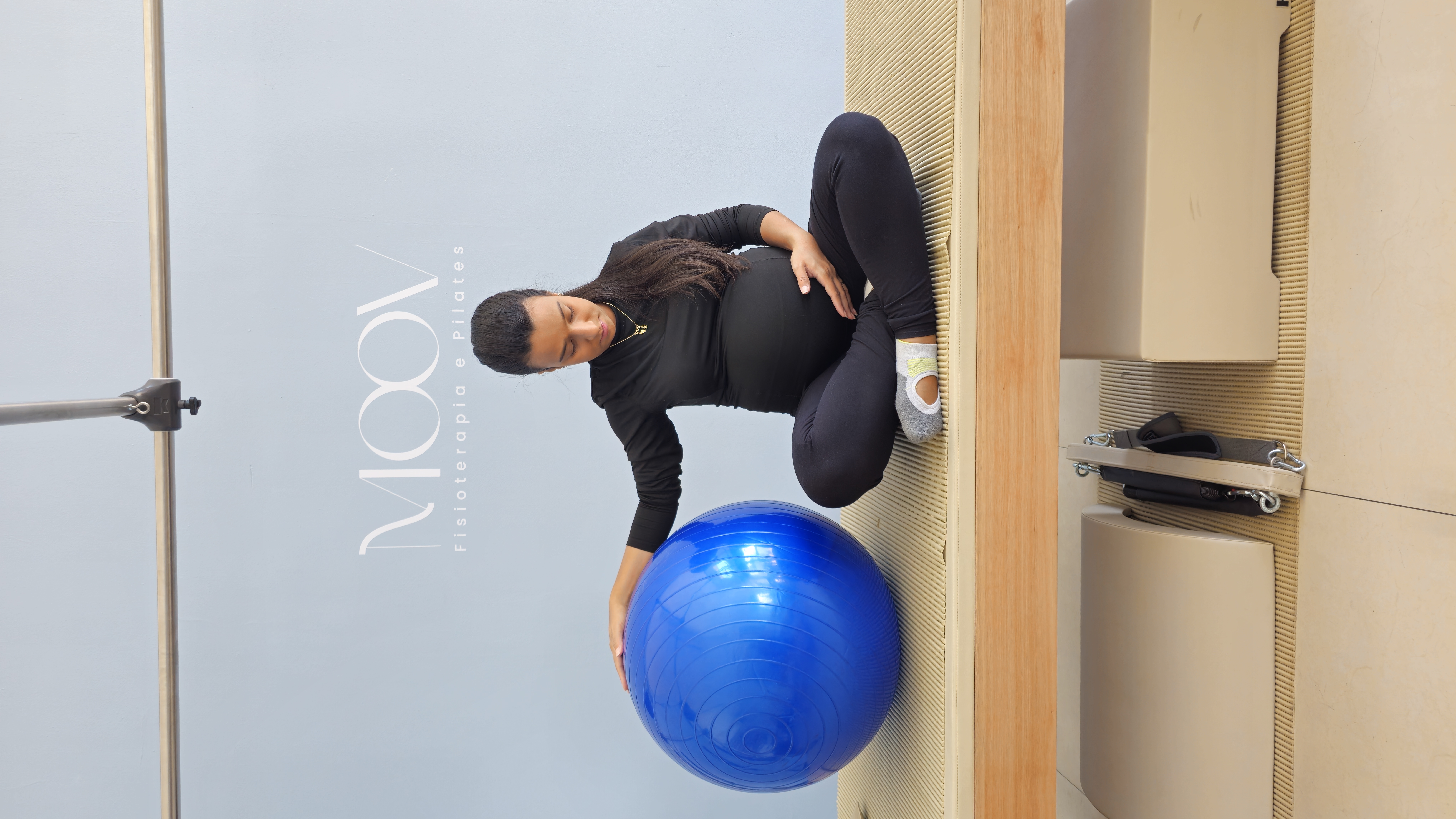 Aluna praticando Pilates com bola